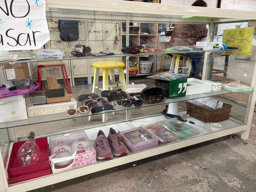 Selección de bolsos y accesorios de segunda mano en America’s Best Clothing