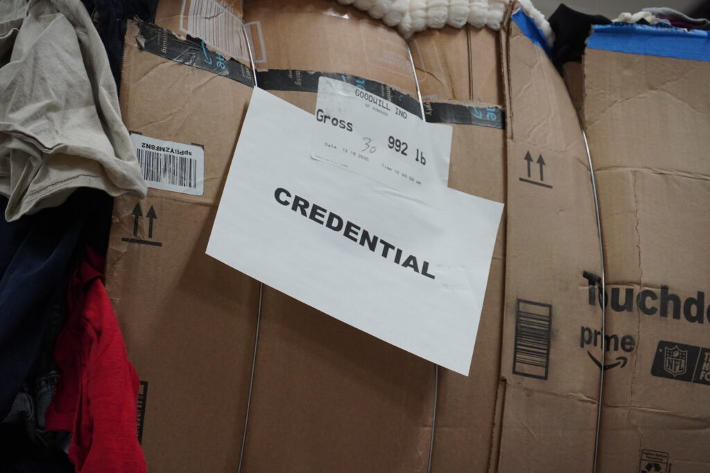 Mercancía identificada como ropa credencial en la bodega de America’s Best Clothing