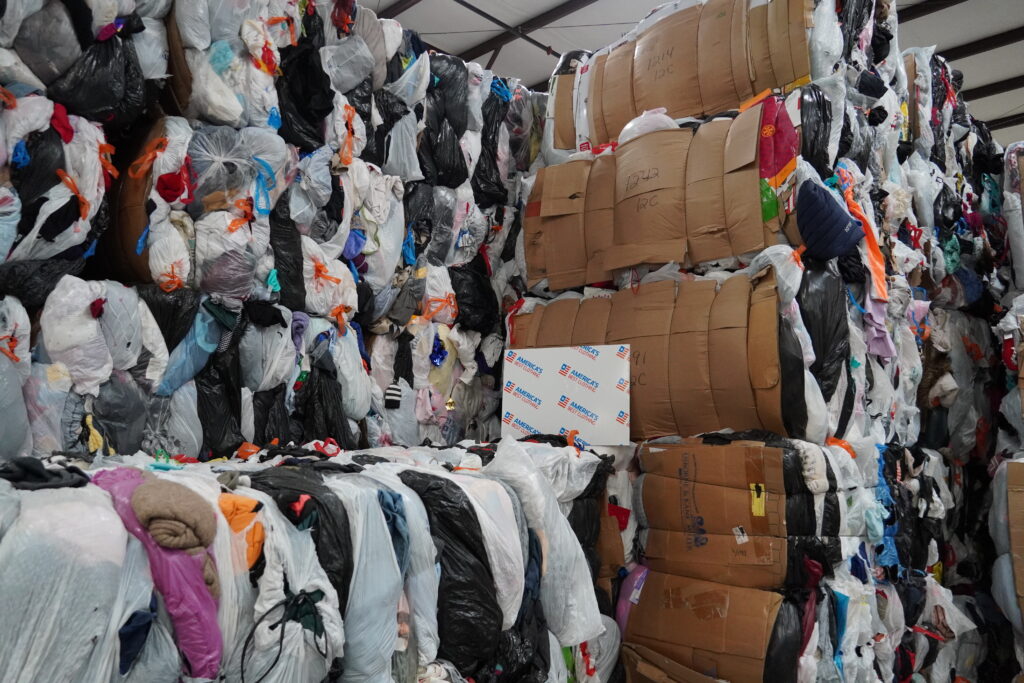 Textiles mixtos en la bodega de America’s Best Clothing