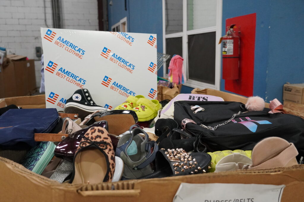 Variedad de zapatos de segunda mano en America’s Best Clothing