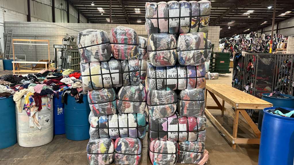 Pacas de ropa clasificada en la bodega de America’s Best Clothing
