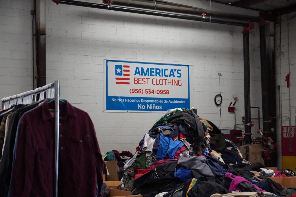 Área de ropa y selección de mercancía en la bodega de America’s Best Clothing