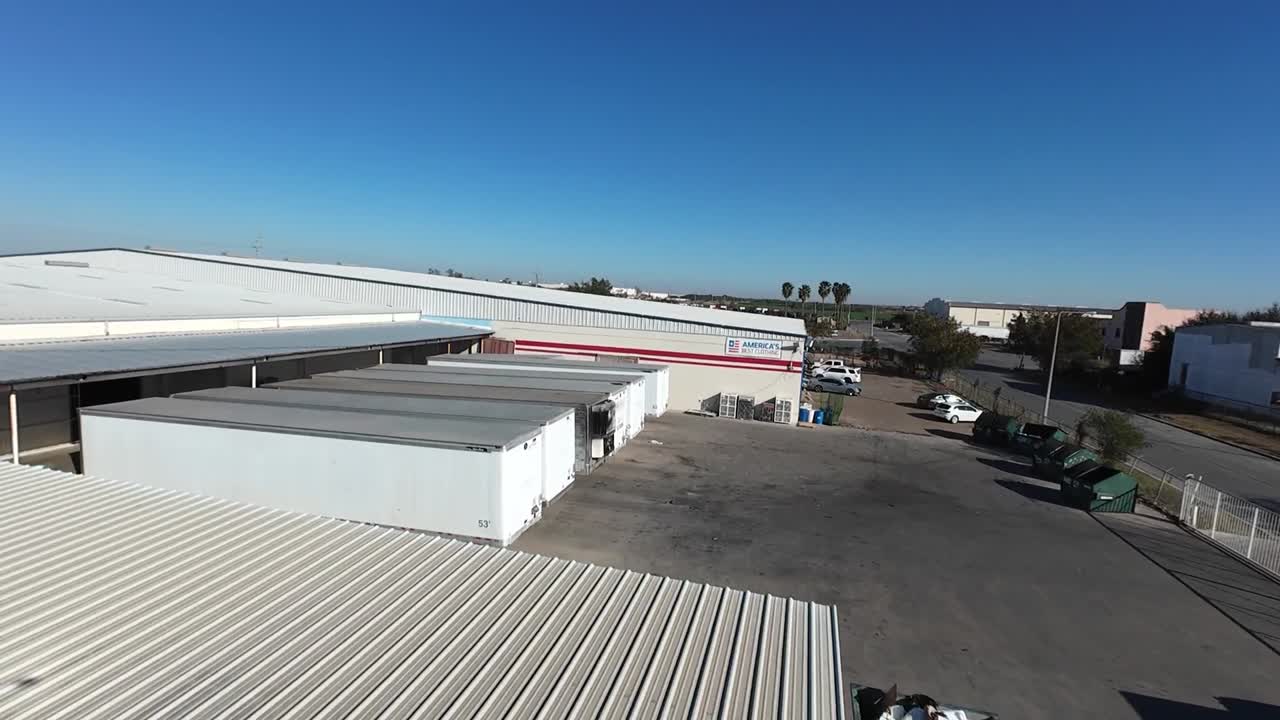 Exterior de la bodega de America’s Best Clothing en Hidalgo, Texas