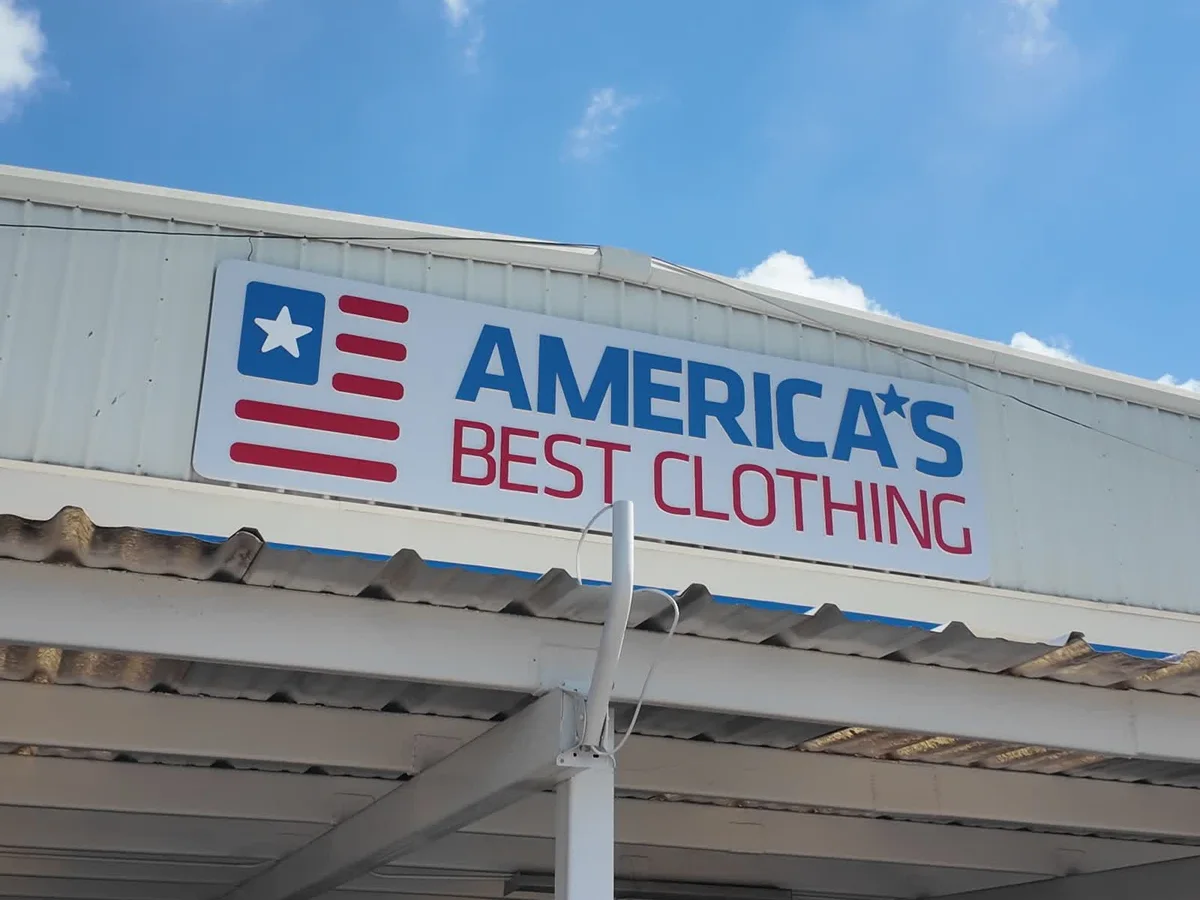 Exterior de la bodega de America’s Best Clothing en Hidalgo, Texas