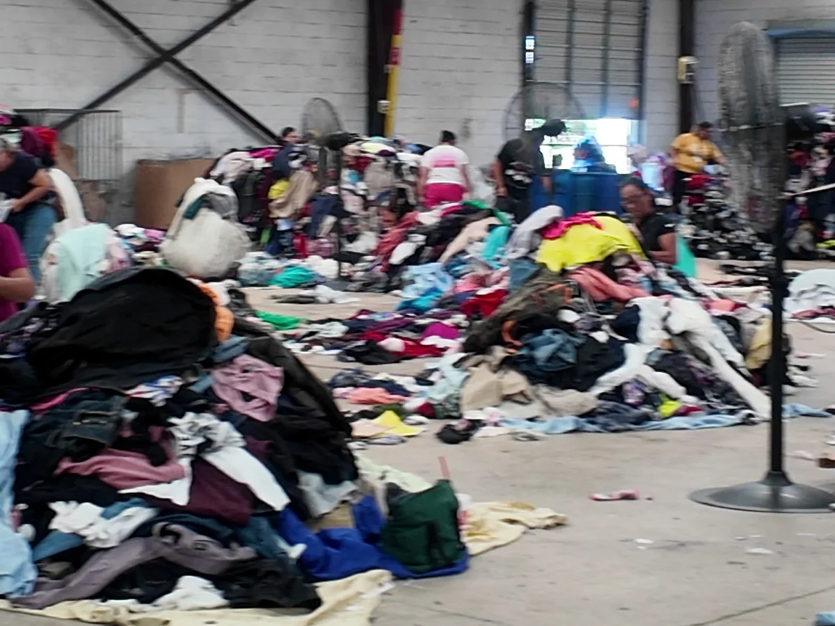 Área real de clasificación y preparación de ropa en la bodega de America’s Best Clothing